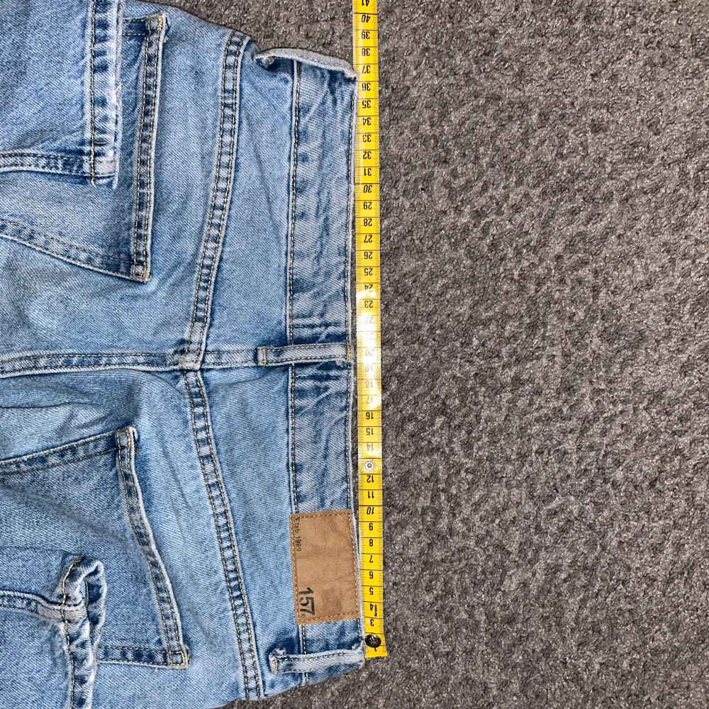 Säljer ett par ljusblåa jeans från lager 157. Priset kan ej diskuteras. Innebenslängden är 80cm o midjemåttet midja till midja är 36cm. Jeans & Byxor.