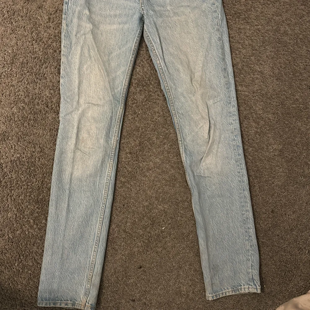 Säljer ett par ljusblå jeans från H&M i storlek 34. De är straight fit. Innebenslängden är 83cm o midjemåttet midja till midja är 38cm.. Jeans & Byxor.