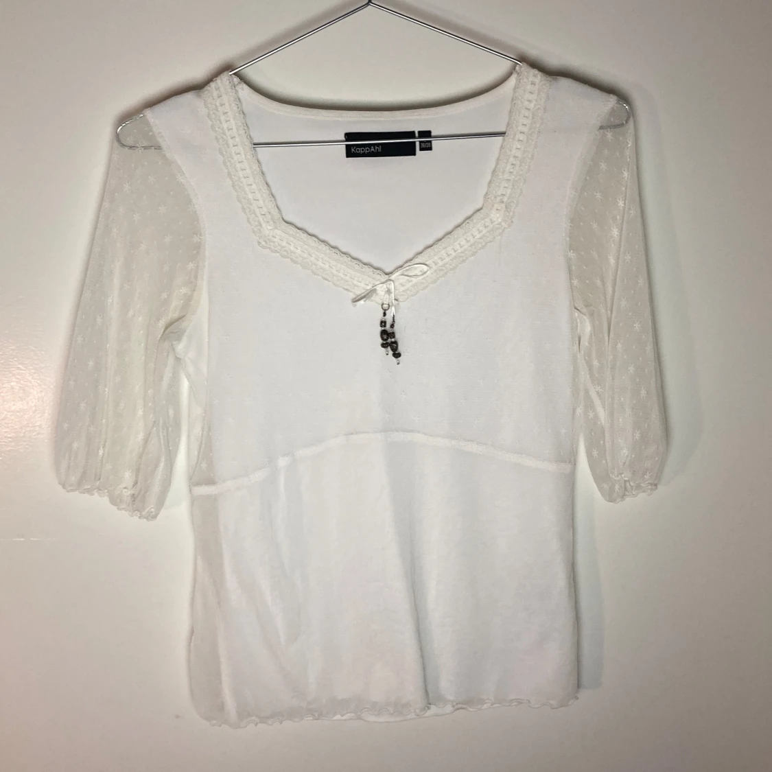 Vit blus med spets detaljer