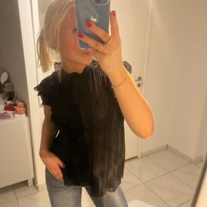 Blus - En svart blus från zara, super söt och lite genomskinlig. Använd en gång!