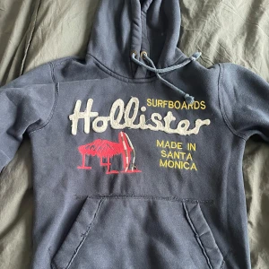 Hollister Hoodies - Mysig Hoodie från Hollister i storlek S