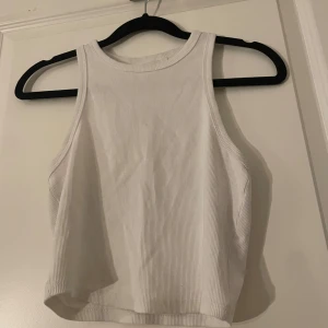 Vit ribbad linnetopp från FSBN Sister - Säljer en snygg vit ribbad linnetopp från FSBN Sister i storlek M. Perfekt för sommardagar eller som ett basplagg i garderoben. Toppen är ärmlös och har en bekväm passform. Passar både till vardags och festliga tillfällen. 🌞
