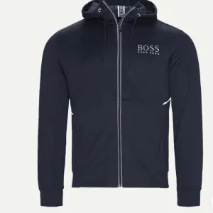 Säljer min mörkblå/vita Hugo boss hoodie då den inte kommer till användning längre. Super fint skick och perfekt nu till höst/vinter!! Skriv  för fler frågor!! Storlek L men passar S & M också.(första bilden är från internet!)