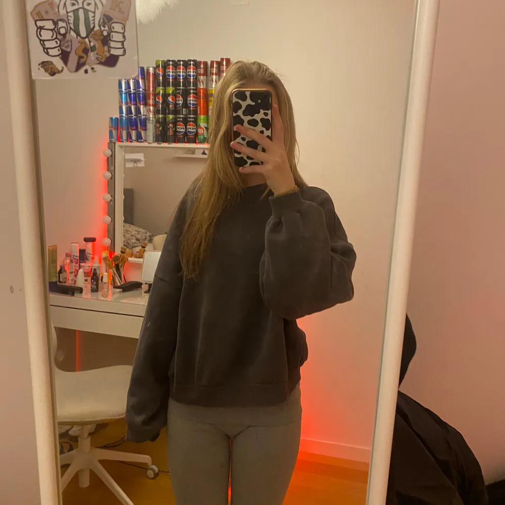 Vanlig basic tjocktröja utan luva, använt lite. Skön och ganska fluffig💗 storlek S. Hoodies.