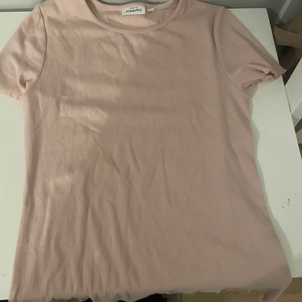 Säljer en rosa tröja från Kappahl i storlek 158-164. Materialet är stretchiga så den känns inte liten💖💖. T-shirts.