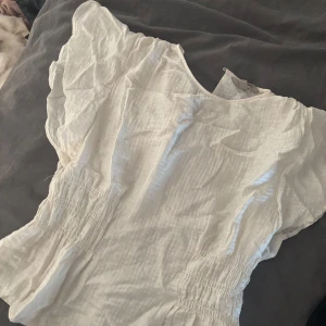 Blus h&m - Helt oanvänd topp från h&m, jättefin till fest eller vardag!