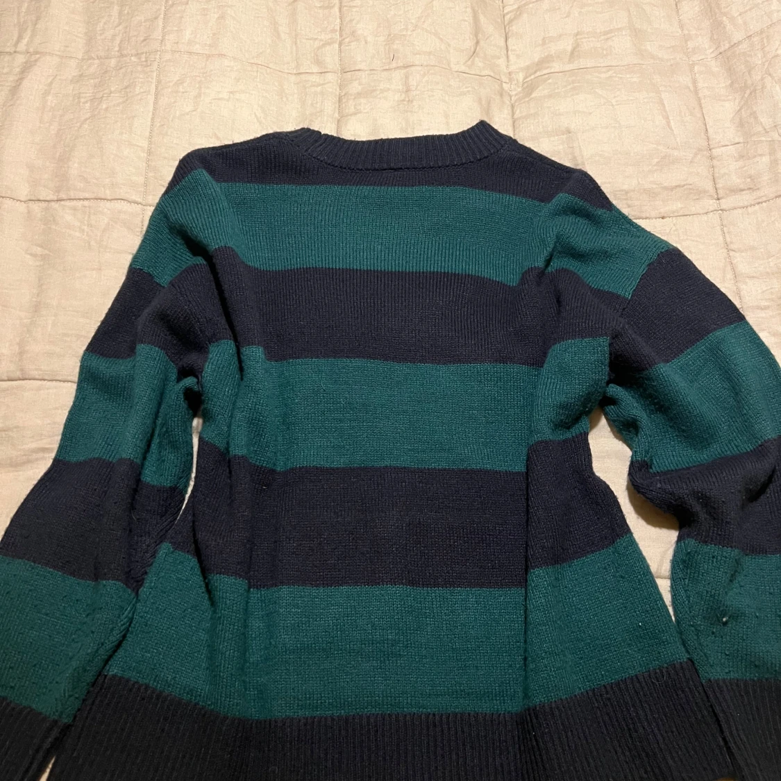 Randig stickad tröja i grönt och svart - 90