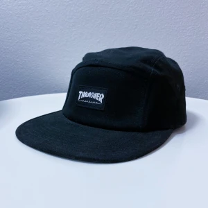 5 Panel Thrasher Keps - Snygg 5 Panel keps i mycket bra skick från märket Trasher.