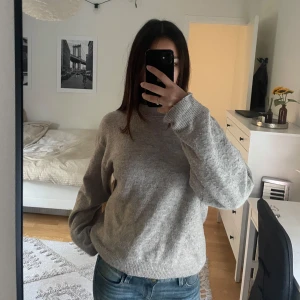 Beige stickad tröja - Säljer denna fina stickade tröjan då den tyvärr inte kommer till användning längre. Använd men fortfarande i bra skick🌸