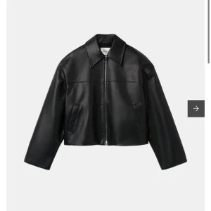 Carin Wester - PU jacka  - Extremt snygg jacka i PU från Carin Wester, endast använd en gång. Nypris 999kr, säljer för 549kr😍