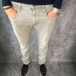 Replay anbass jeans  - // Replay anbass jeans | Storlek W30/L32 | Benlängd: 102cm / Midja: 43cm | Nypris runt 1800kr | Kontakta för fler frågor eller funderingar // Deluxecloset  