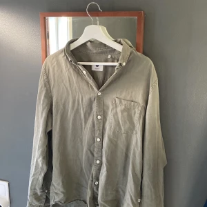 NN07 skjorta - Grön NN07 skjorta Gammal årsmodel men fortfarande som ny, skjortan är i linne och ör väldigt bekväm. Inköpt för runt 1.2 Strolek M