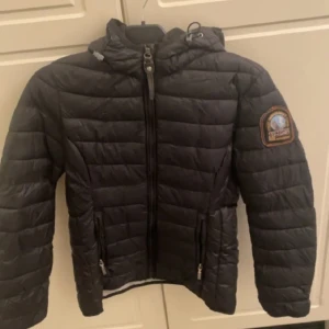 Parajumper 152 - Parajumper jacka stl m motsvarar 152. I jättefint skick förutom en reva på ryggen. Säljer den I första hand för att jag skulle behöva en stl mindre. Hade den inte varit för stor skulle jag lämna in den till skräddaren för att laga jackan. 