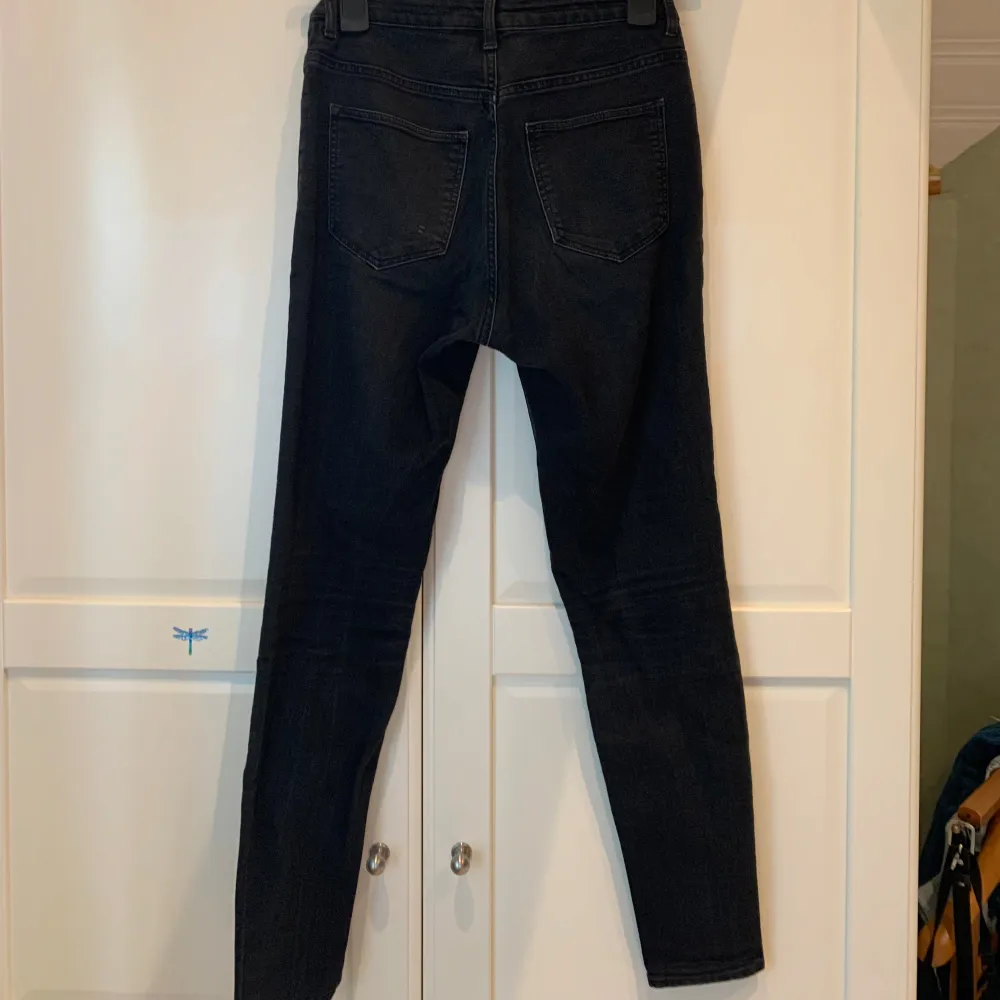 Använda svarta jeans från H&M i storlek 38. Har ett litet håll i ena bakfickan (bild 5). Framfickorna är bara dekoration och går inte att använda. Annars bra kvalitet. . Jeans & Byxor.