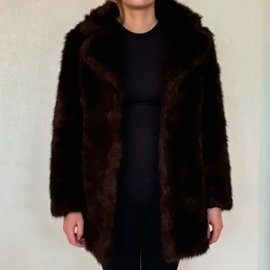 Brun pälsjacka  - Miss selfridge  Brun fuskpäls  Storlek 38-40  Personen på bilden är 170 cm