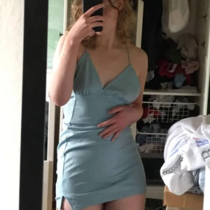 Glitter dress - Blå glitterklänning från hm i bra skick utan defekter. Så snyggt till nyår☺️