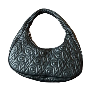 Carin Wester handväska - En liten handväska från Carin Wester i PU-läder. Den är väldigt sparsamt använd och i mycket fint sskick. 