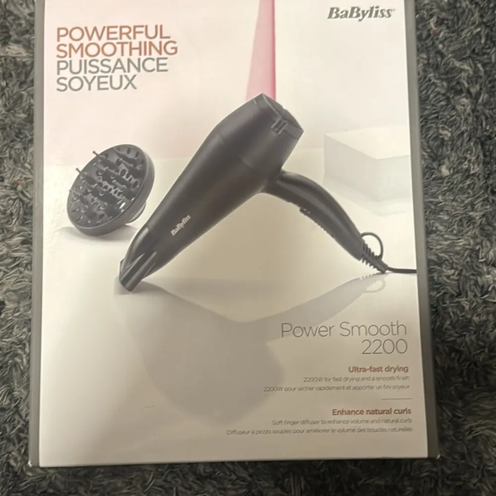 Babyliss Hair Dryer Power Smooth 2200 är den ultimata hårtorken för att skapa slätt och glänsande hår på nolltid. Med en kraftfull 2200 watts motor och ett smalt munstycke kan denna hårtork effektivt torka och styla håret med precision. Den keramiska. Övrigt.