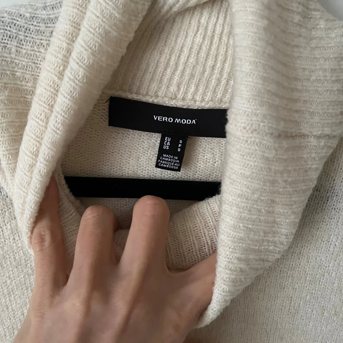 Creame färgad stickad klänning  - 92