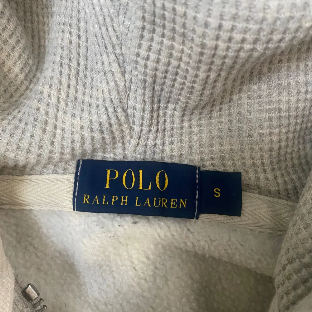 En Polo Ralph Lauren tröja i väldigt bra skick! Använd några gånger.  Pris kan diskuteras.  Storlek S. . Hoodies.