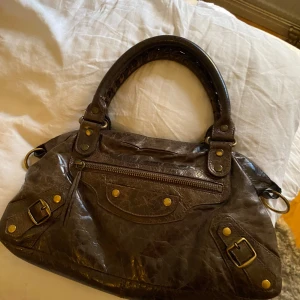 Balenciaga City - Så fin Balenciaga väska i bra skick. Mått 18x33x7 🖤 Spegel ingår