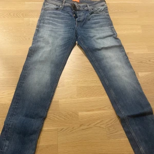 Blå jeansbyxor - Säljer ett par snygga blå jeansbyxor i klassisk stil. Dem säljs då jag knappt använder dem har kanske använt dem 5 gånger