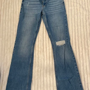 Jeans - Ginatricot jeans. Lite mörkare blå lågmidjade bootcut jeans, nya, aldrig använt! 