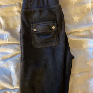 Svarta juicy couture byxor. Storlek M - Juicy couture byxor i storlek M. De är i bra skick. Använda 3/4 gånger. Inga hål osv. (Möts upp i Nyköping!)