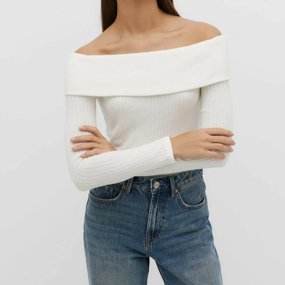 Helt oanvänd off shoulder tröja från stradivarius i storlek M. Köpt för 219 kr.💕. Tröjor & Koftor.