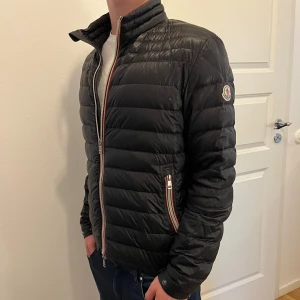 Moncler jacka - Säljer denna sköna jackan perfekt nu innan vintern!! Dragkedjan på ena fickan är sönder!! Därför priset är så billigt!  Tar byten! Modellen på bilden är 175cm och väger 65kg