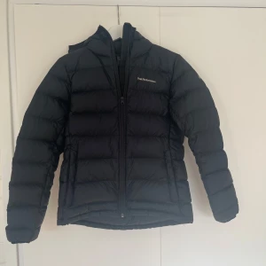 Peak performance jacka - Säljer denna jättefina peak performance jackan som bara används några få gånger.