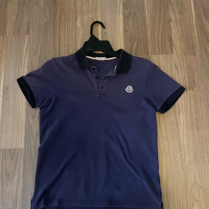 Moncler piké - Är i storlek S Skick 8/10 Priset går att diskutera vid snabb affär, nypris:3200