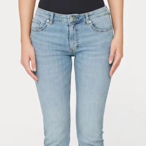 Low waist jeans - säljer pga att de inte satt som dem skulle på mig. prislappen är fortfarande på och org pris 350kr men eftersom dem är helt oanvända säljer jag fortfarande dem för 320kr🫶🏼