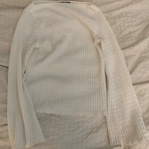 Superfin blus  - Super fin vit blus med fint mönster som material! Bra skick använd få gånger!💗