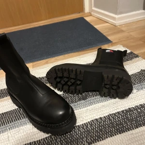 Vinter skor - Helt nya skor som jag endast använt hemma för att försöka töja ut men det funka inte  Dem är för små för mig.  Det är storlek 39 jag tror det passar jätte bra till folk har smalare fötter.  Jag tror att det är äkta skinn, osäker men det känns så iaf.