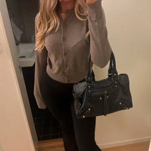 Brun kofta - Säljer denna såå fina koftan från H&M i storlek S. Den är i en superfin brun/grå färg🤍 bra skick🤍
