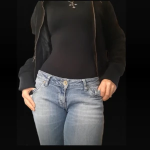 Low waist jeans - Säljer ett par lågmidjade jeans från Tommy Hilfiger denim då dom inte kommer till användning, de är i jättefint skick. Det finns ingen storlek men skulle säga att den är S, de är straight/bootcut.