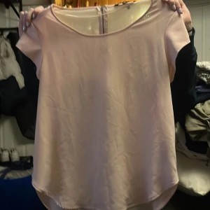 Blus - Rosa blus med dragkedja på ryggen