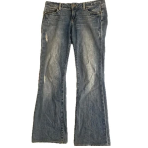 lågmidjade jeans! - ljusa lowwaisted bootcut jeans! midja- 40 cm innerben- 81 cm💕 