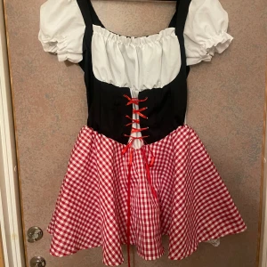 Dirndl - Röd oktoberfest dirndl köpt från partykungen! Ny och endast testad inte använd!! Frakten ingår i priset! Priset kan diskuteras!❤️
