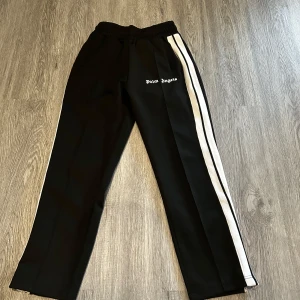 Palm angels byxor  - Säljer nu ett par Palm angels byxor som aldrig kommit till användning skick 10/10