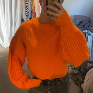 Stickad tröja - En otroligt härlig höst färg på en super skön stickad tröja med de perfekta armarna!🍁🍂🧡