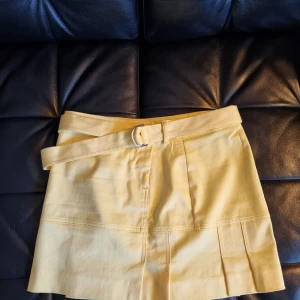 Bebe kjol - Gul bebe kjol i amerikansk storlek 2 , Europa 34