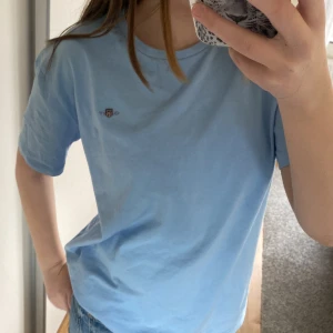 T-shirt  - Baby blå t-shirt från gant. Bra skick