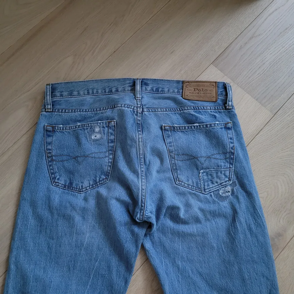 Riktigt feta och unika Ralph Lauren jeans med sköna slitningar! Superfint skick. Slim fit strl 30/34.. Jeans & Byxor.