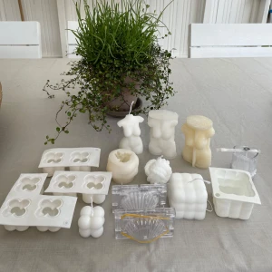 Formar stearin och tillbehör - Totalt 14 formar  Totalt 11,9 kg stearin 1 kastrull 1 kanna 1 sax 1 slev 1 vek hållare  7 st små bubbelformar 2 st kvinnokroppar 2 st snäckformar  1 stor bubbelform 1 hjärtform 1 knutform   Obs! (de färdiga ljusen säljs ej, endast för att se resultat