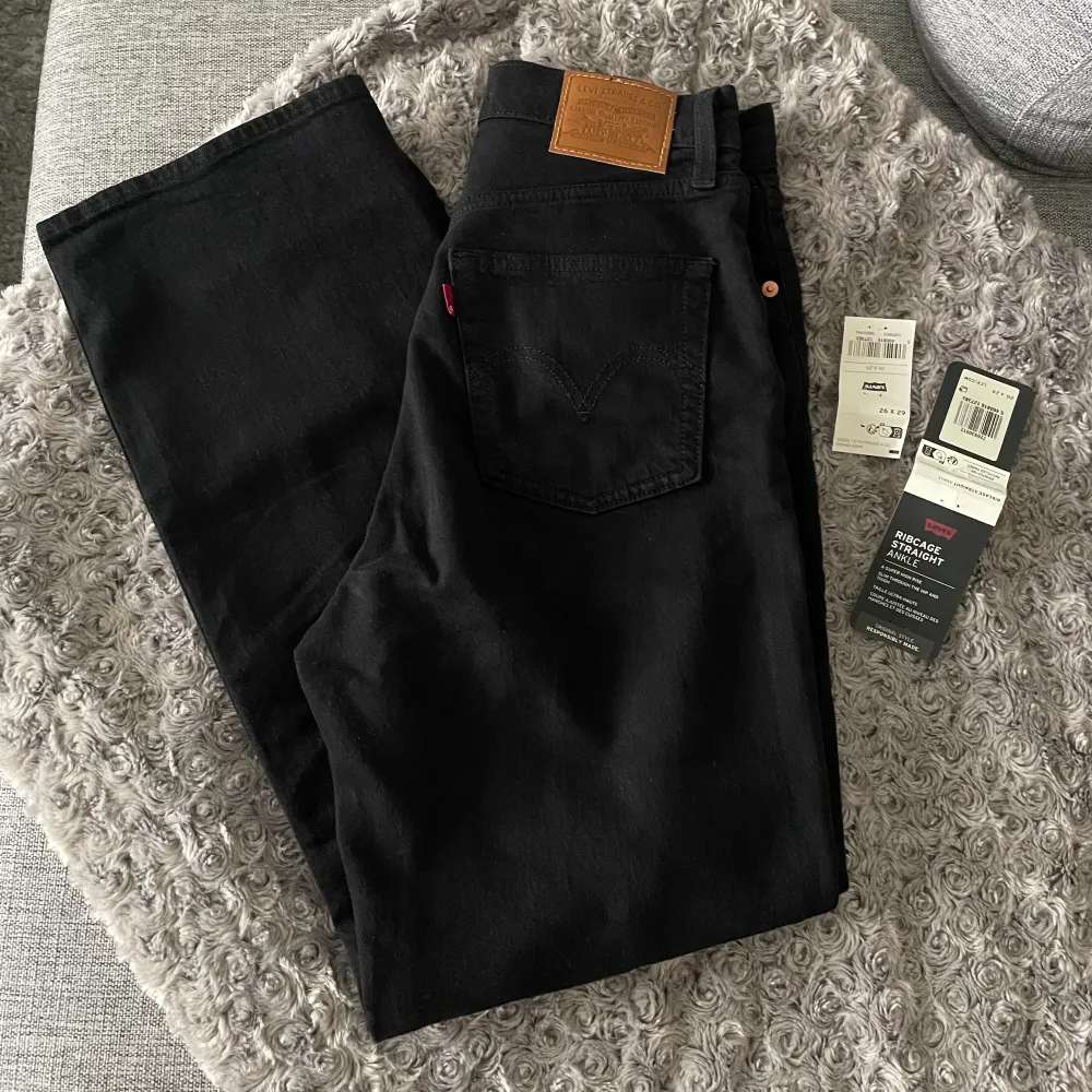 Använda 1 gång! Säljer pga att de inte passar mig🤍 26x29. Ord. pris 1349kr. Jeans & Byxor.