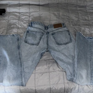 Jeans från Zara storlek 34 - Jeans i bra skick från Zara. I blå 