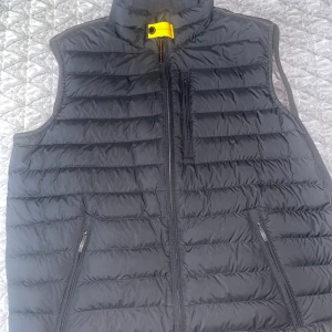 Parajumper väst - Tjenare!  Säljer nu denna eftersom den inte faller mig i smaken längre. Köpt på ponuds för 3500kr och säljer nu för 1400kr!  Storlek L Jag är 190, väger 78kg och den sitter lite för litet på mig.   Bra skick, Om du har mer frågor så skriv gärna!