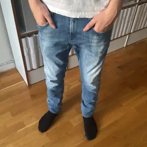 Tjena, säljer dessa feta replay jeans i storlek 30. Modellen heter ”anbass hyperflex white shades”. Använda men fortfarande i bra skick. Tveka inte på att skriva om ni har frågor🤝